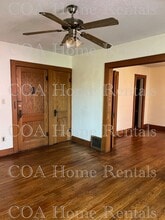 3227 E Oakland Ave in Wichita, KS - Foto de edificio - Building Photo