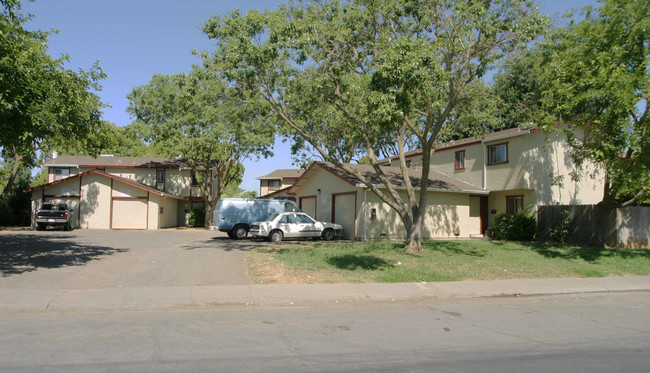 10301 Mills Station Rd in Rancho Cordova, CA - Foto de edificio - Building Photo