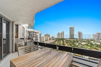 19101 NE 36th Pl in Aventura, FL - Foto de edificio - Building Photo