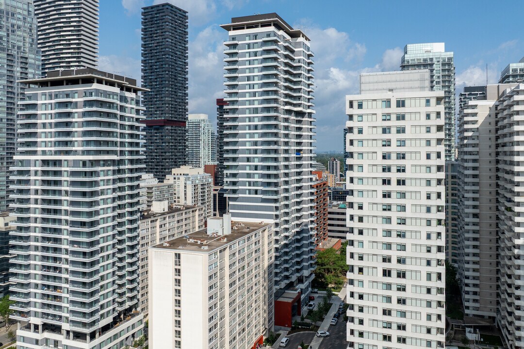 Plaza Midtown North in Toronto, ON - Building Photo