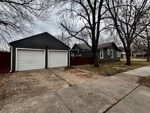 320 S Manhattan Ave in Manhattan, KS - Building Photo - Building Photo