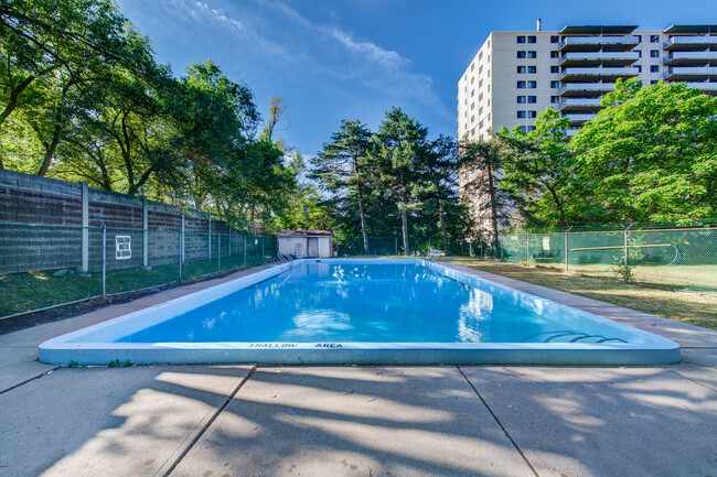 Hunter's Lodge in Toronto, ON - Building Photo - Building Photo