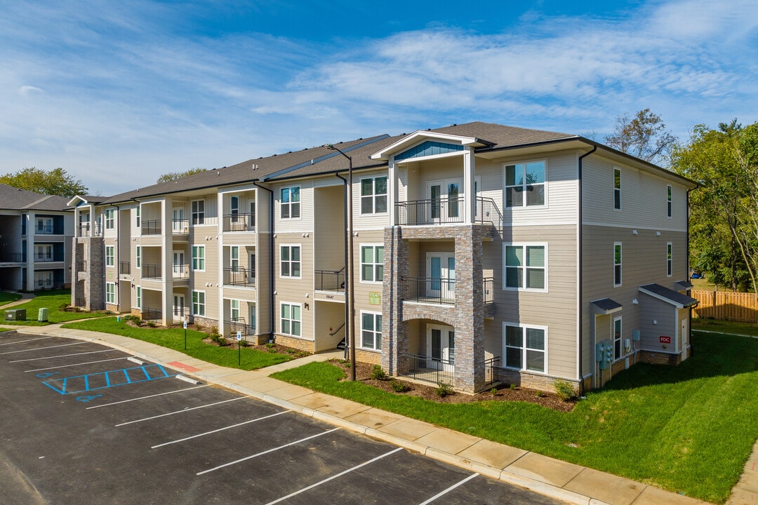 Lone Oak Meadows in Louisville, KY - Foto de edificio