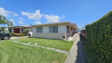 1723 Plunkett St in Hollywood, FL - Foto de edificio - Building Photo