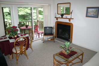 9608 S Bay Pointe Ct, Unit 9263 POINTE RETREAT DRIVE in Bloomington, IN - Building Photo - Building Photo