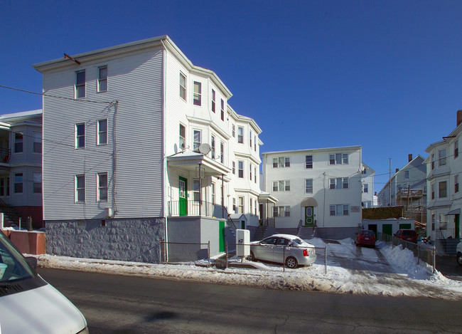 137-143 Robeson St in Fall River, MA - Foto de edificio - Building Photo