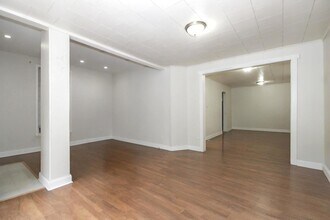 2244 W Irving Park Rd in Chicago, IL - Foto de edificio - Building Photo