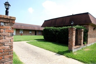 Kuebel Village Apartments in New Orleans, LA - Building Photo - Building Photo