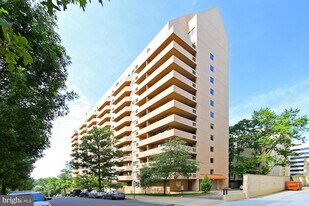 1301 N Courthouse Rd in Arlington, VA - Building Photo