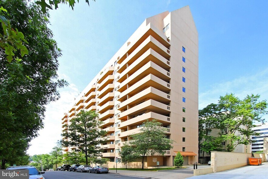 1301 N Courthouse Rd in Arlington, VA - Foto de edificio