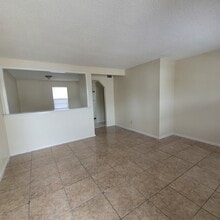 West Oak Apartments in Weslaco, TX - Building Photo - Building Photo