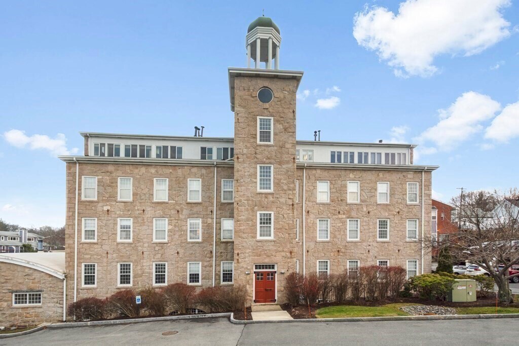 7 S Stone Mill Dr in Dedham, MA - Building Photo