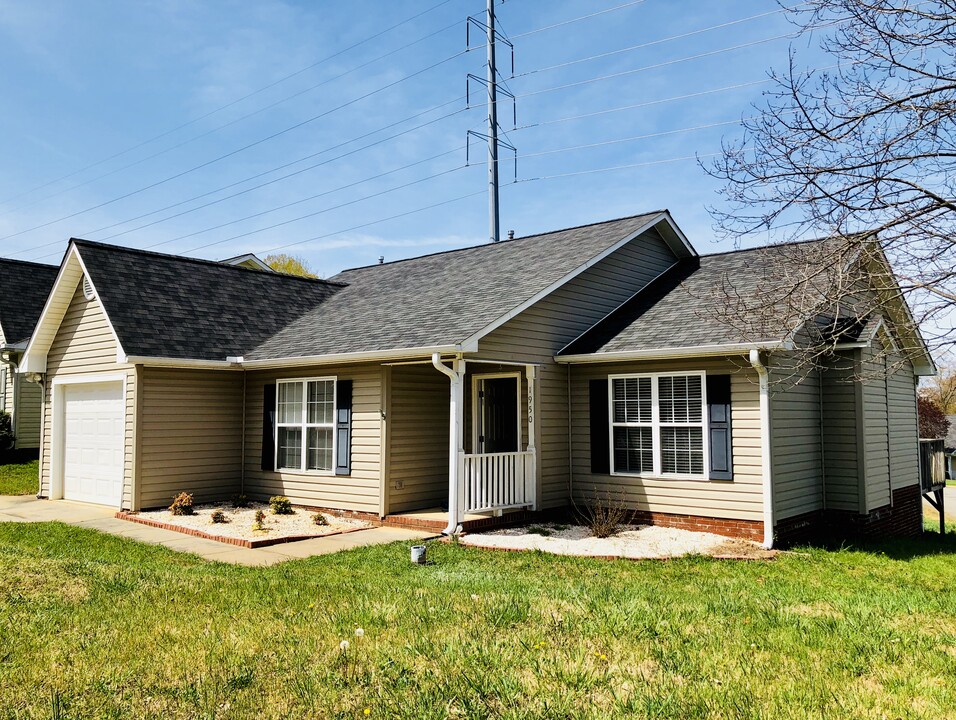 1950 Cedar Ridge Ln in Winston-Salem, NC - Building Photo