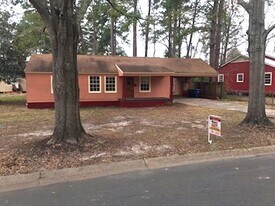 1104 Pinckney Ave in Leesville, LA - Building Photo