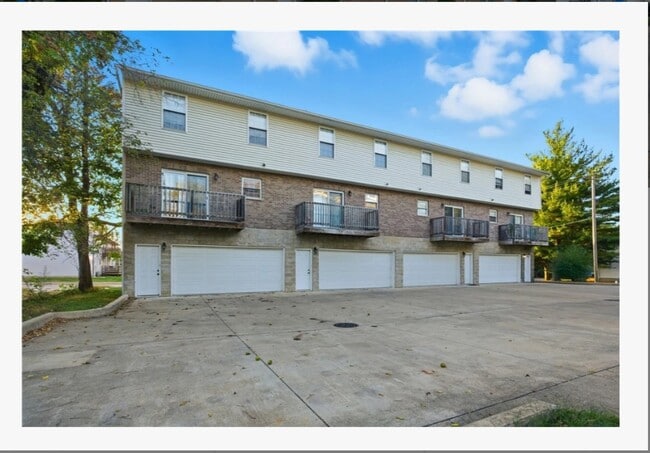 906 Buchanan Ave, Unit B in Charleston, IL - Foto de edificio - Building Photo