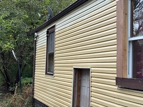 1422 N 54th St in East St. Louis, IL - Foto de edificio - Building Photo