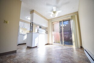 933 NE 90th Ave in Portland, OR - Building Photo