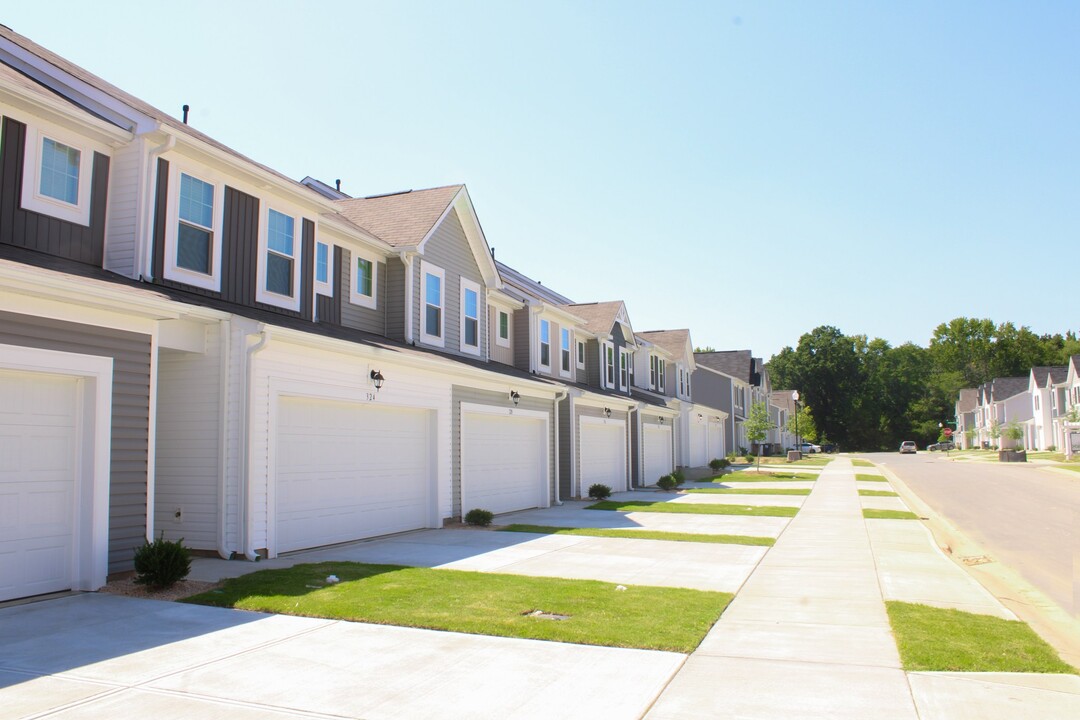 Poplin Trace in Indian Trail, NC - Foto de edificio