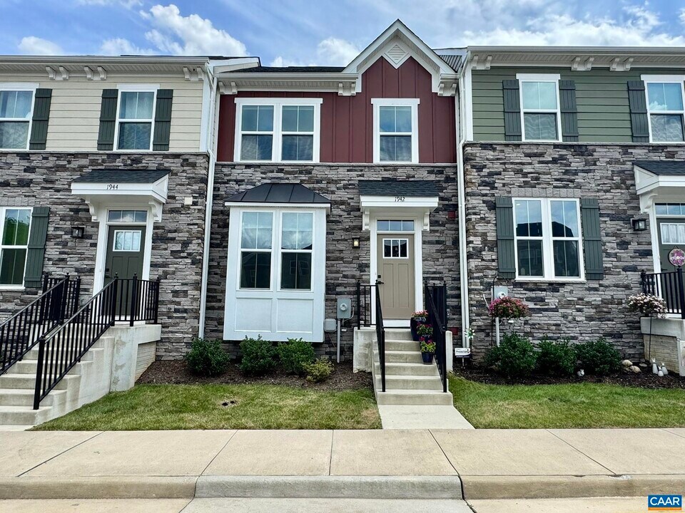 1942 Lois Ln in Charlottesville, VA - Building Photo