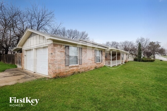 3001 Rufe Snow Dr in Richland Hills, TX - Foto de edificio - Building Photo