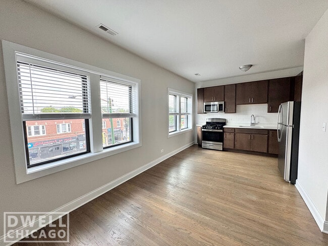 3409 W Fullerton Ave, Unit 3D in Chicago, IL - Building Photo - Building Photo