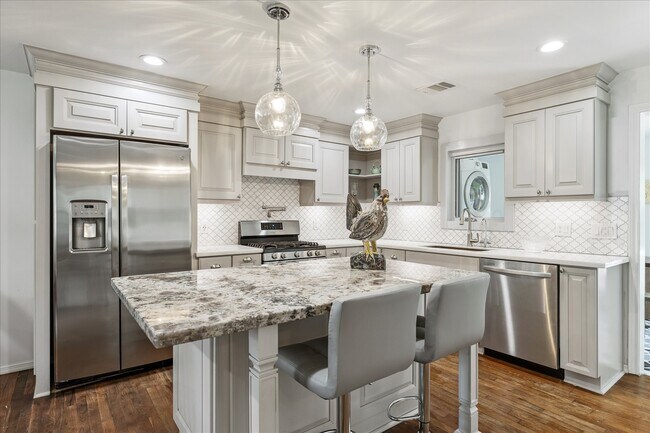 4710 Edison St in Houston, TX - Building Photo - Building Photo