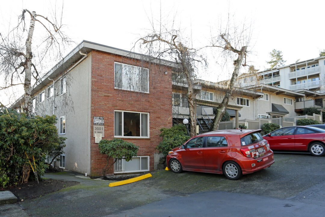 Terrace View Apartments in Seattle, WA - Building Photo