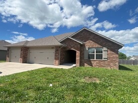 401 W Grace St in Republic, MO - Building Photo