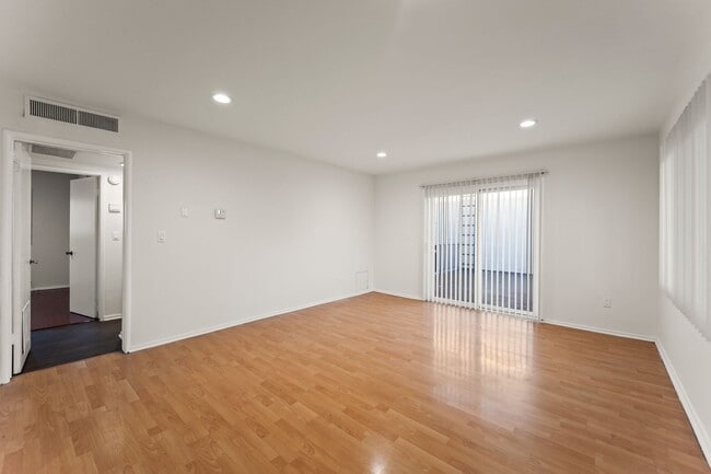 5738 Woodman Ave, Unit Unit 3 in Los Angeles, CA - Building Photo - Building Photo