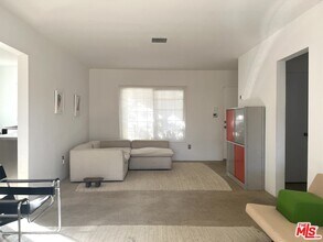 17601 Cohasset St in Los Angeles, CA - Building Photo - Building Photo