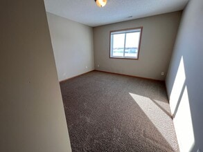 1563 Gunston Dr, Unit Gunston in New Richmond, WI - Building Photo - Building Photo