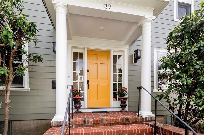 27 Cranston Ave in Newport, RI - Building Photo - Building Photo