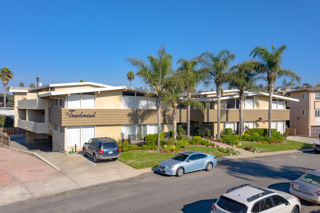 Tradewinds in Redondo Beach, CA - Foto de edificio