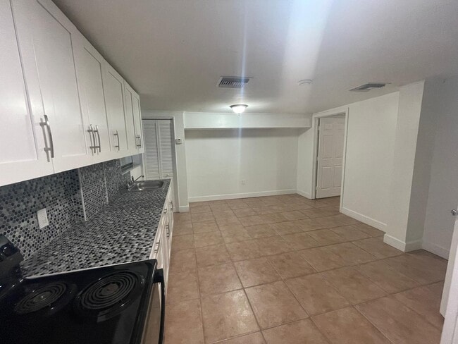 634 E 30th St, Unit Unit 3 in Hialeah, FL - Building Photo - Building Photo