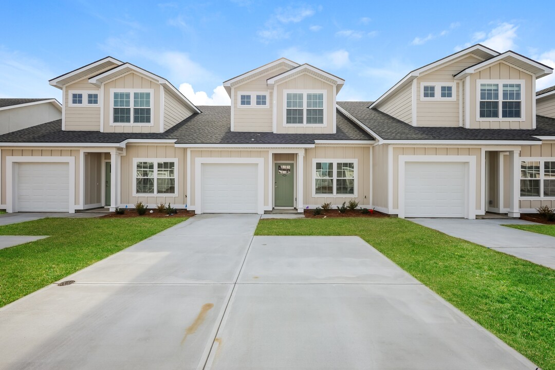 1035 Walker Point Way in Brunswick, GA - Building Photo