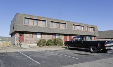 Sunset Townhomes in Newton, KS - Building Photo - Building Photo