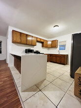 2405 N Neva Ave, Unit B in Chicago, IL - Building Photo - Building Photo