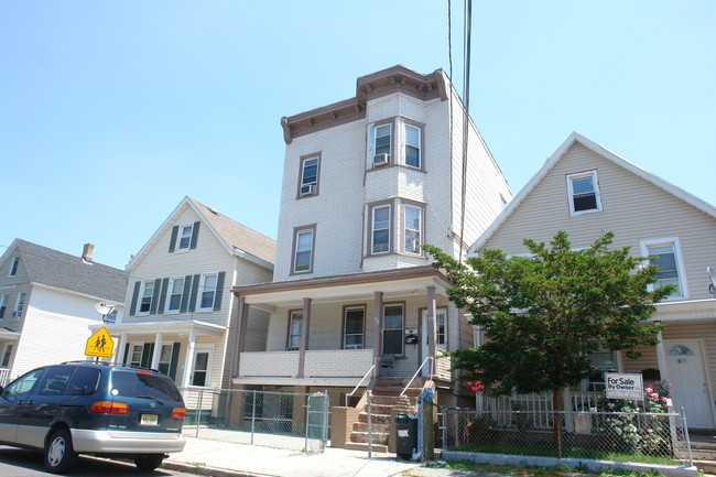 600 Charles St in Perth Amboy, NJ - Foto de edificio - Building Photo