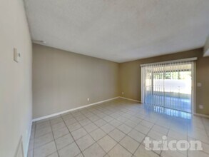 16137 Ravendale Dr, Unit 3 in Tampa, FL - Building Photo - Building Photo