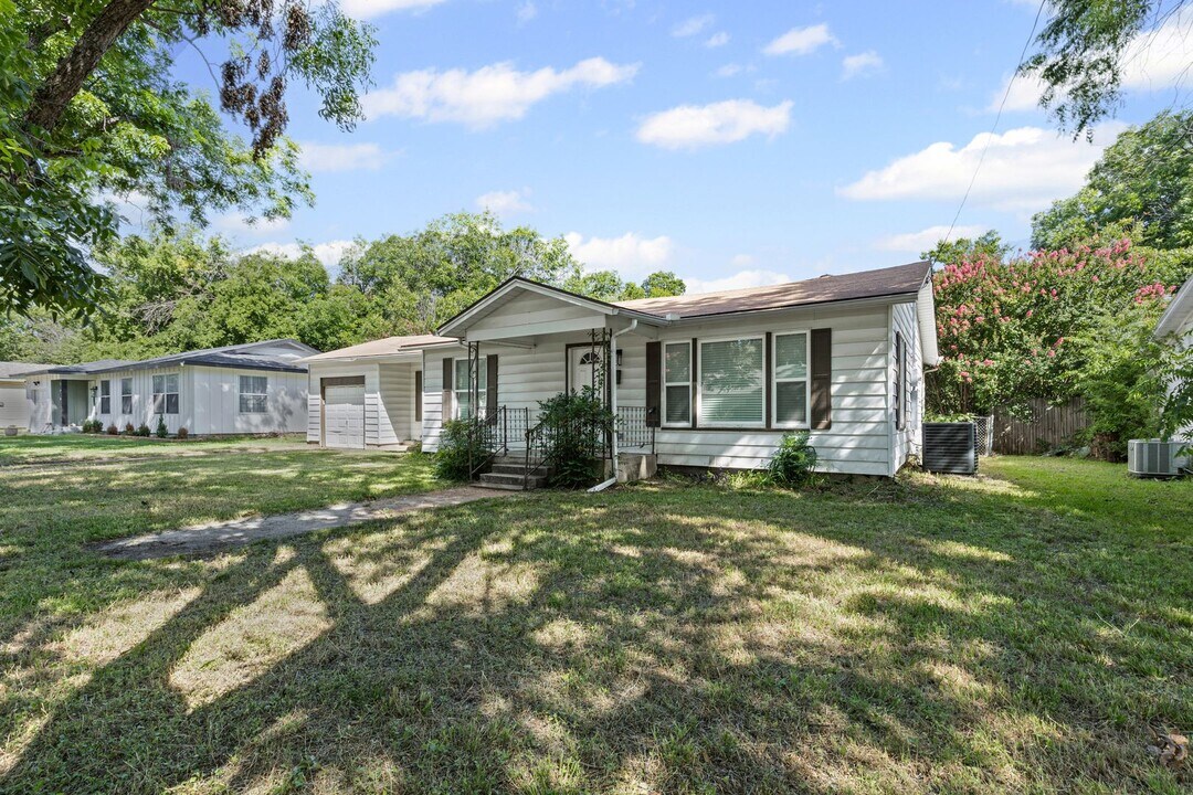304 Myers Ave in Cleburne, TX - Building Photo
