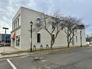 131 N Lafayette St in South Lyon, MI - Foto de edificio - Building Photo