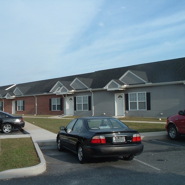 Talon's Square South in Princess Anne, MD - Foto de edificio - Building Photo