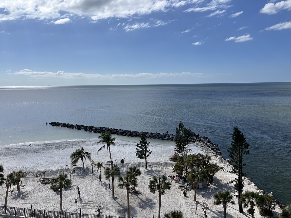 7100 Sunset Way in St Pete Beach, FL - Foto de edificio