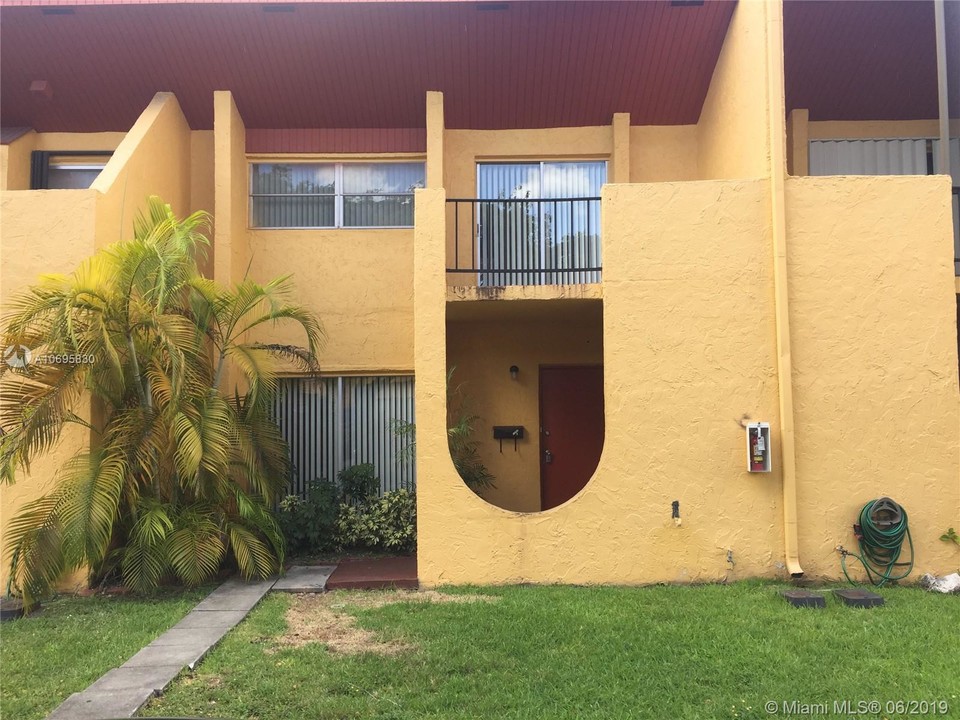 13721 SW 84th St-Unit -E in Miami, FL - Building Photo