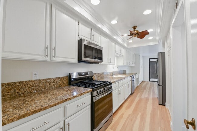 15025 Whittier Blvd in Whittier, CA - Foto de edificio - Building Photo