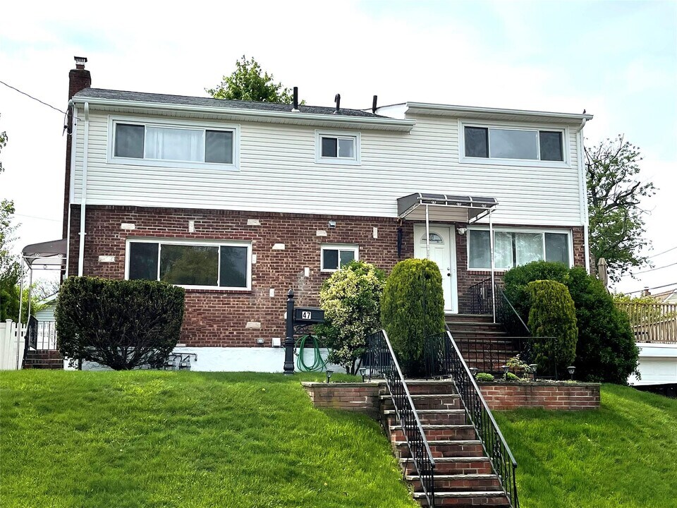 47 Kingston Ave in South Floral Park, NY - Foto de edificio
