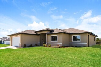 3212 44th St W in Lehigh Acres, FL - Foto de edificio - Building Photo