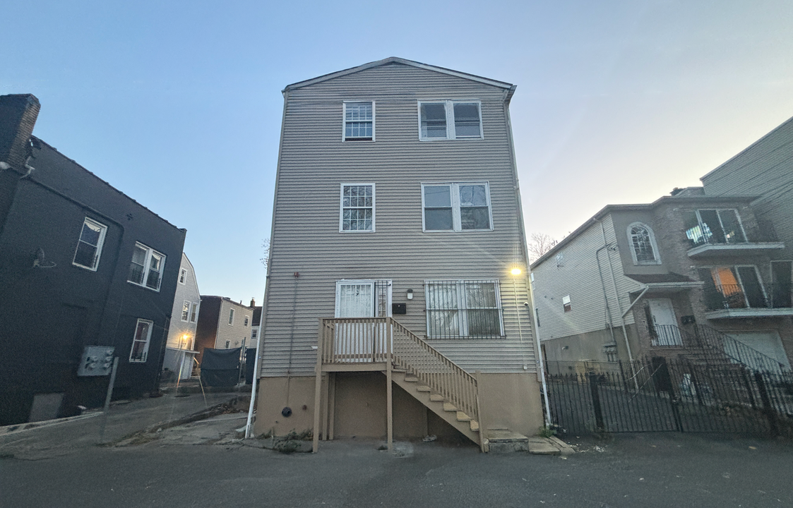 9 20th Ave, Unit 1 in Irvington, NJ - Building Photo