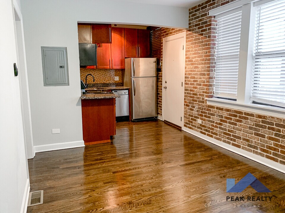 6736 N Glenwood Ave in Chicago, IL - Foto de edificio