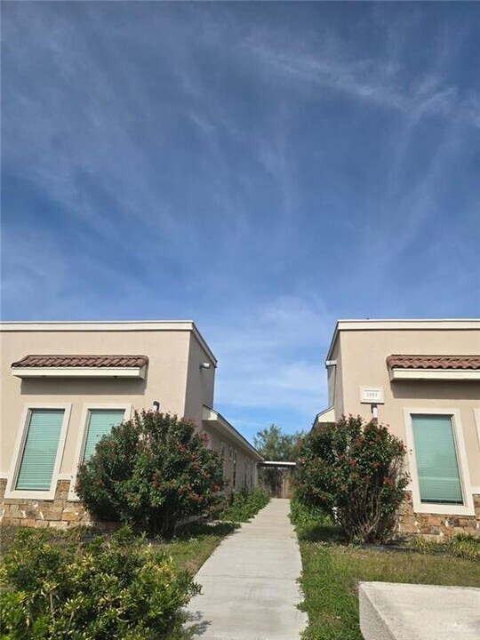 10 Sahara St in Edinburg, TX - Building Photo
